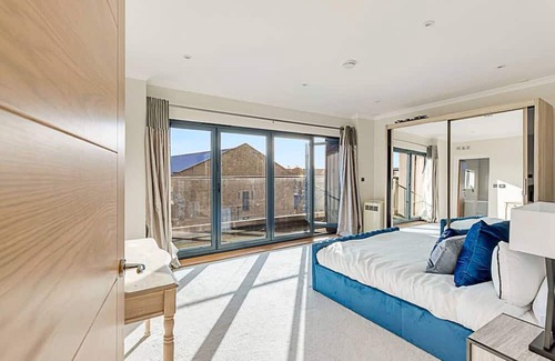 Syon Apartment | 2 Bedroom Penthouse in Brentford