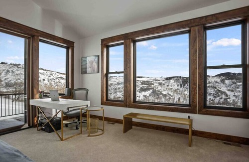 Clark Ski Chalet | 4bdrm 3 bath Ski in/out Chalet on Private Hill