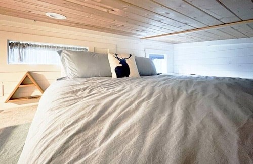 Courtenay House | Sweet Tiny Home on Blueberry Farm close to Ocean