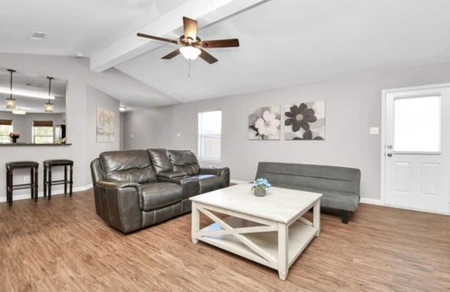 Iowa Colony House | $3500 Per/Mth, 4BRs, Gated Community