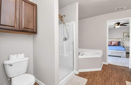 Iowa Colony House | $3500 Per/Mth, 4BRs, Gated Community