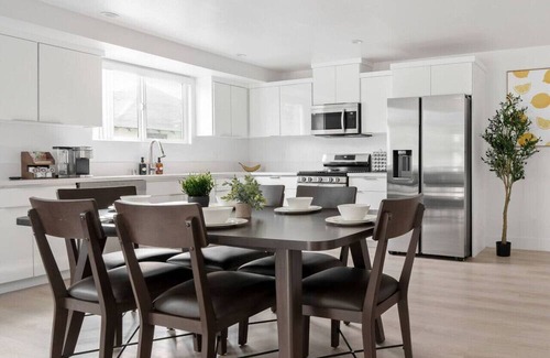 Vernon House | Modern LA home with Amazing Rooftop and Game Room