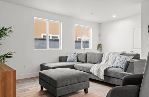 Vernon House | Home in Arts District w/ Parking