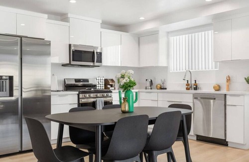 Vernon House | Spacious DTLA Home with rooftop