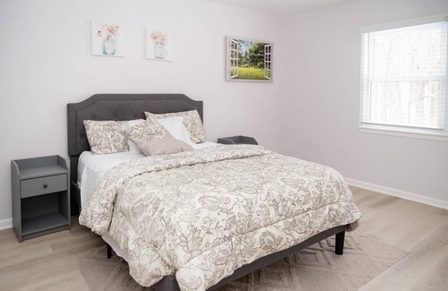 Lake Ridge House | Beautiful, Peaceful, and Professionally Decorated 5 bedrooms. Wooded view