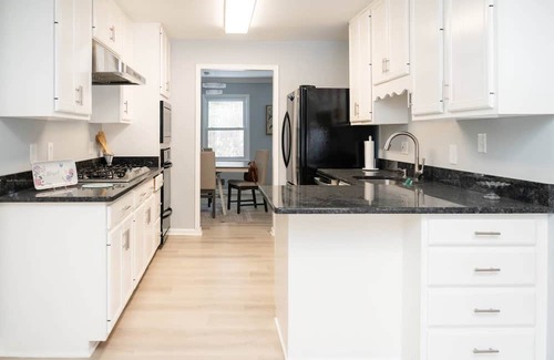 Lake Ridge House | Beautiful, Peaceful, and Professionally Decorated 5 bedrooms. Wooded view