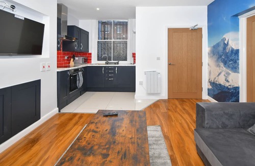 Burslem Apartment | Stylish 2-bedroom apartment with TV,Wi-Fi and washer in Stoke-On-Trent.