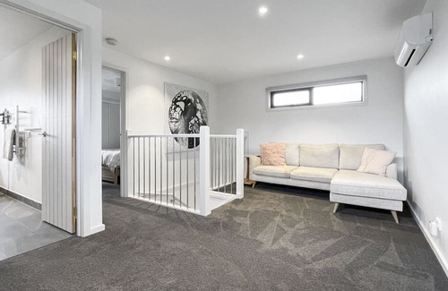 Frankston House | An Entire Modern Townhouse on Spray close to Beach & Amenities