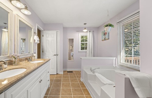 Acworth House | 3 BR - Garden Views - Smart TVs - Porch Swing - Fenced Yard - Washer & Dryer