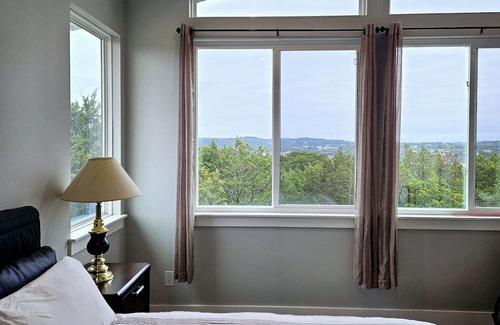Point Venture Apartment | 3BR/2BA Upper-Level Retreat. Lakeview. Community beach access.