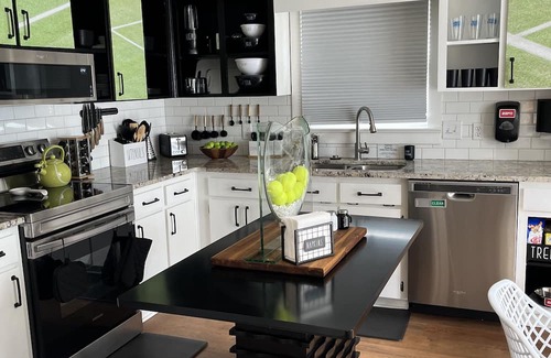 Northwest Raleigh House | Sports ESPN Home w/Mini Golf Ping-Pong B-ball Firepit Mall Arena Dwntn Raleigh