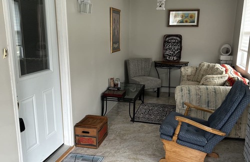 Mishawaka House | Cozy "pet-friendly" quiet, close to Notre Dame, and in a very safe location.