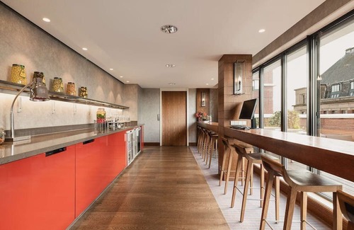 The Hague Center House | Experience Soothing Moments & LuxuryModern Unit for Business Travelers Near Alex