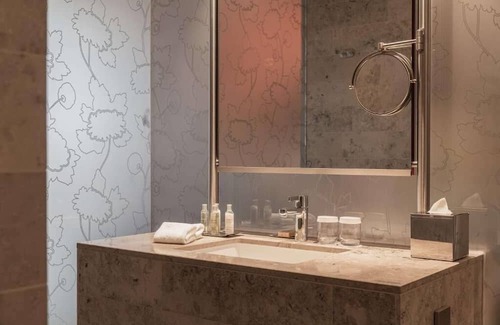 The Hague Center House | Experience Soothing Moments & LuxuryModern Unit for Business Travelers Near Alex