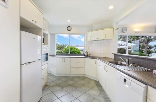 Tindalls Beach House | Harbour Retreat with sea views and BBQ