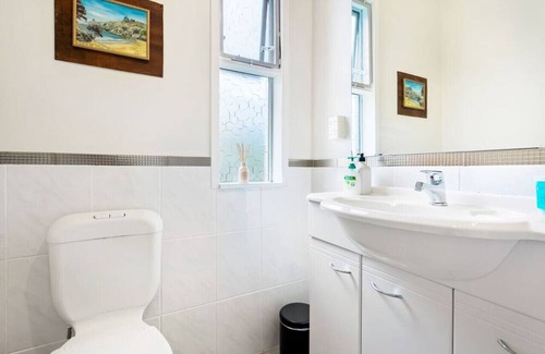Tindalls Beach House | Harbour Retreat with sea views and BBQ