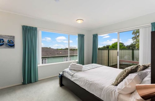 Tindalls Beach House | Harbour Retreat with sea views and BBQ