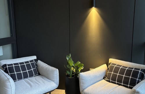 Zetland Apartment | Luxury, New 1 Bed with City Skyline Views! 3min to train.
