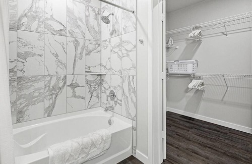Spring Branch East Apartment | Modern Apartment in Prime Location (ID1403X426)