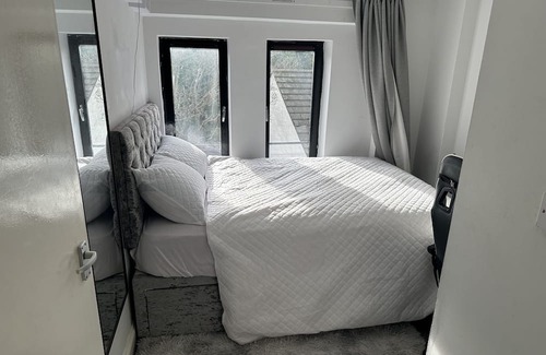 Greenwich West Apartment | Cozy Greenwich 1 Bedroom Flat.