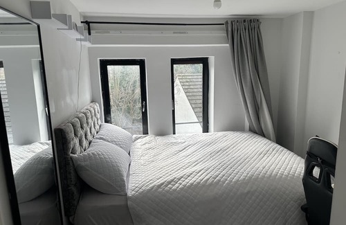 Greenwich West Apartment | Cozy Greenwich 1 Bedroom Flat.