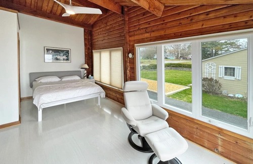 Lusby Cabin | Private beach!! Horizon views of the Chesapeake Bay!! Quaint updated log cabin!!