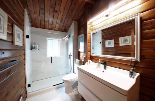 Lusby Cabin | Private beach!! Horizon views of the Chesapeake Bay!! Quaint updated log cabin!!