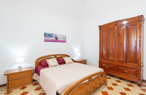 Casa Santa House | Holiday Home 'Appartamento Silvana Trapani' with Private Terrace
