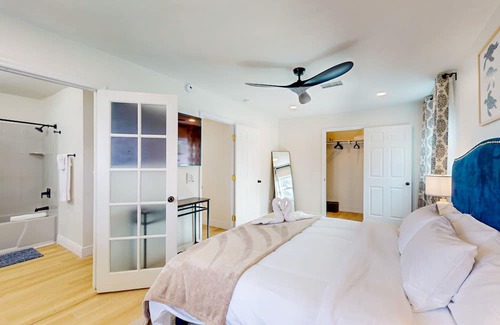 Carrollwood House | Lakefront home with private patio, waterfront sitting area, & W/D