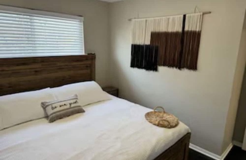 Fairview Park Apartment | Charming new 2-bedroom apartment with AC and WiFi in lovely Fairview Park