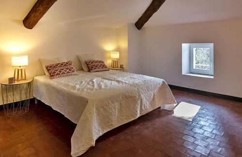 Entraigues-sur-la-Sorgue House | This farmhouse in Entraigues sur la Sorgue offers a spacious retreat.