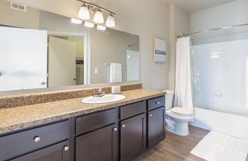 Brooks City Base Apartment | Landing at The Anderson at Brooks - 2 Bedrooms in Stinson Airport Vicinity
