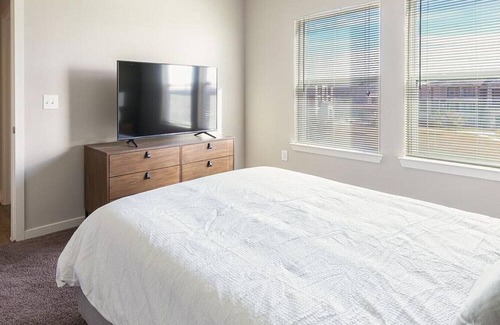 Brooks City Base Apartment | Landing at The Anderson at Brooks - 2 Bedrooms in Stinson Airport Vicinity