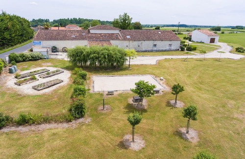 Brives-sur-Charente Apartment | Le Vignoble, Appartement Avec vue sur Jardin