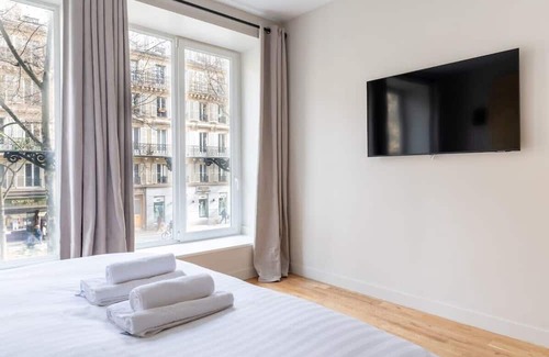 Quartier de la Goutte-d'Or Apartment | Luxe, State of the Art Suite near Montmartre