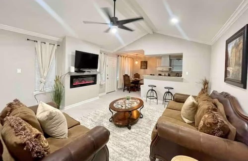 Southbelt/Ellington House | Minutes away from Hobby Airport with easy access to Sam Houston Toll and I-45.