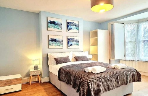 Mile End Apartment | Evo Mile- 2 Bedroom Flat, Sleeps Upto 3, 3 min walk to Mile End Station