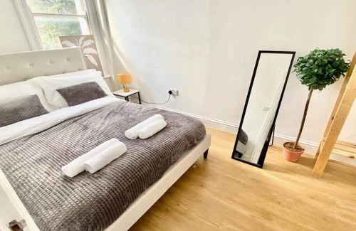 Bow West Apartment | Mile End - 1 Bedroom Apartment, Sleeps Upto- 2, 3 Min Walk to Mile End Station