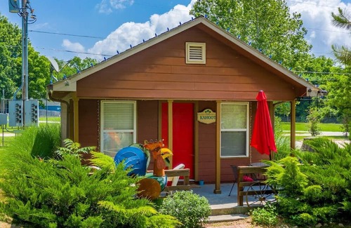 Cleora Cabin | The Kahoot Cabin - Accommodates 4 Guests