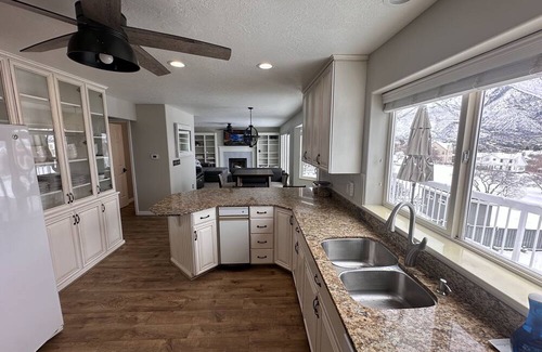Alpine House | Stunning mountain and valley views this Alpine home is conveniently located.