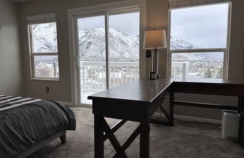 Alpine House | Stunning mountain and valley views this Alpine home is conveniently located.
