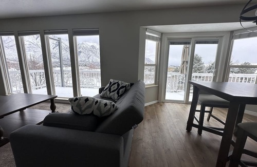 Alpine House | Stunning mountain and valley views this Alpine home is conveniently located.