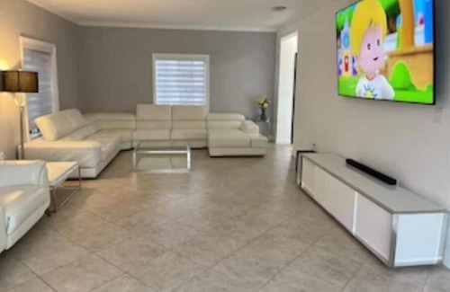 Country Walk House | Super Clean, Luxurious 6 Bedroom Home