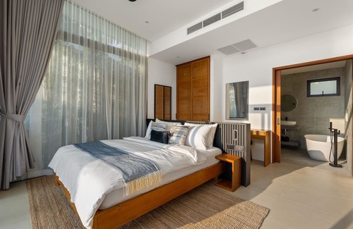 Koh Samui Villa | 5-Bedroom Beachfront Luxury Villa with Infinity Pool & Sunset Rooftop