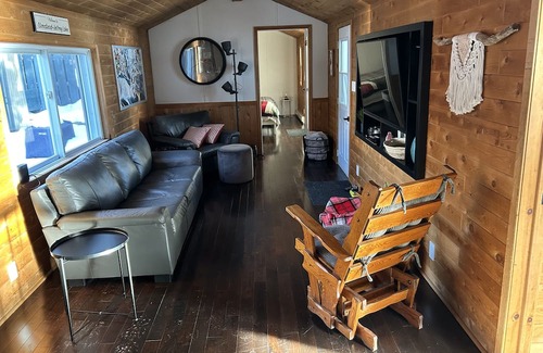 Whitewater Region Cottage | 1 hour west of Ottawa Family friendly Private Nearby amenities Sleeps up to 10