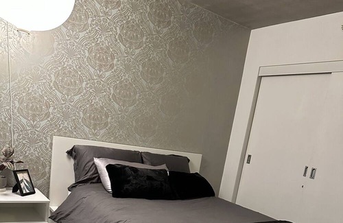 Chinatown Apartment | Cozy Master Suite Room in Gastown Vancouver