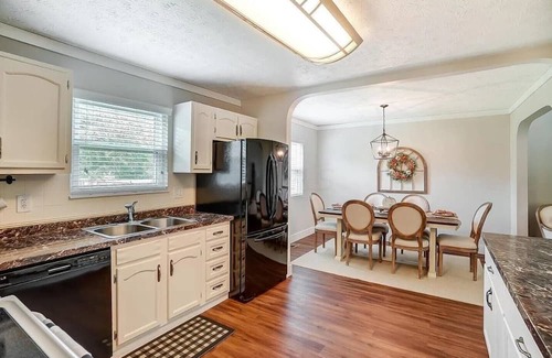 Dublin House | Family & Friends, 5BR 3BA Home Near Zoo , 10 min to OSU Downtown
