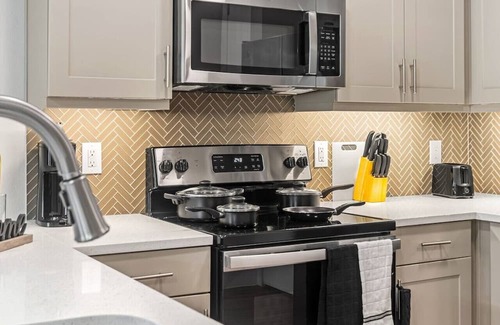 Fort Worth Apartment | Modern Elegance-1 King BR | Gym | Pool | Laundry