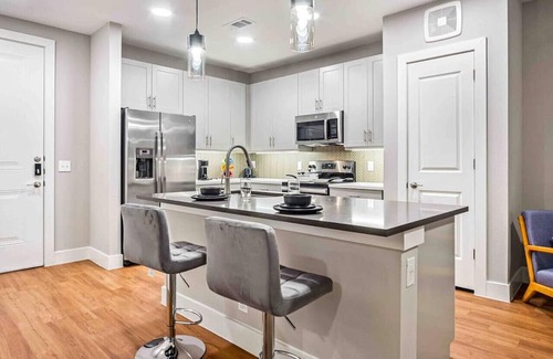 Fort Worth Apartment | Cozy Oasis 1BR King Bed | Pool | Gym | Laundry