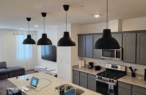 Des Plaines House | Townhome 5 mins away from O'Hare Airport and the Allstate Arena